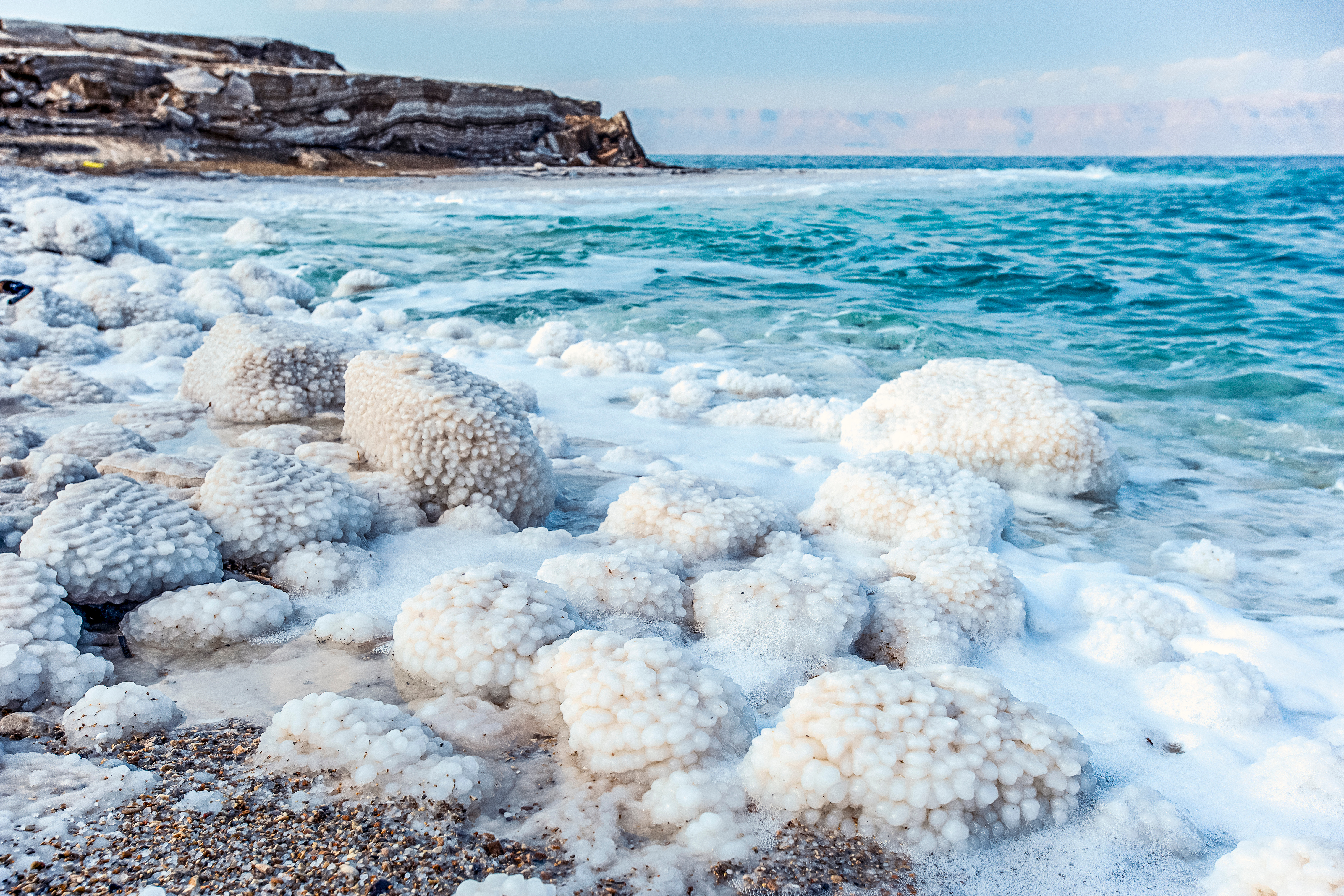 Solné krystaly na břehu Mrtvého moře